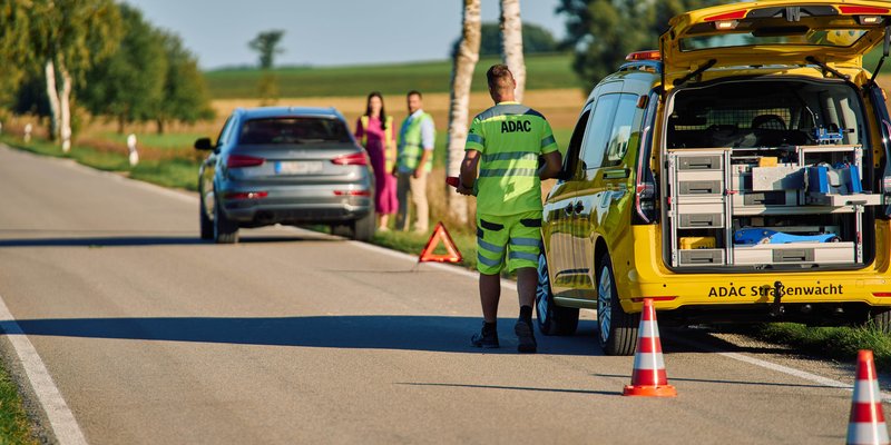 Bild adac-straßenwacht-einsatz-landstraße-sommer.jpg